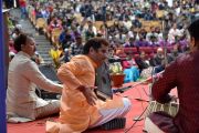 Группа музыкантов исполняет классическую индийскую мелодию в ходе ежегодной церемонии вручения наград Правительственного колледжа с участием Его Святейшества Далай-ламы. Дхарамсала, Индия. 5 декабря 2017 г. Фото: дост. Тензин Джампель.