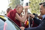 Его Святейшество Далай-лама машет рукой своим почитателям перед отъездом из Правительственного колледжа по завершении ежегодной церемонии вручения наград. Дхарамсала, Индия. 5 декабря 2017 г. Фото: дост. Тензин Джампель.