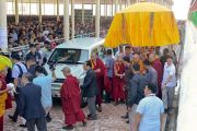 Его Святейшество Далай-лама прибывает на площадку для философских диспутов монастыря Дрепунг Лоселинг. Мундгод, штат Карнатака, Индия. 12 декабря 2017 г. Фото: Лобсанг Церинг.