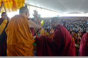 Его Святейшество Далай-лама машет верующим рукой на прощание по завершении учений, организованных на площадке для философских диспутов монастыря Дрепунг Лоселинг. Мундгод, штат Карнатака, Индия. 12 декабря 2017 г. Фото: Лобсанг Церинг.