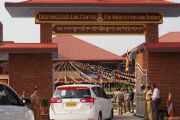 Его Святейшество Далай-лама прибывает на церемонию открытия центра медитации и науки монастыря Дрепунг Лоселинг. Мундгод, штат Карнатака, Индия. 14 декабря 2017 г. Фото: Джереми Рассел.