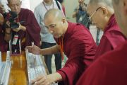 Монах-студент проводит эксперимент в присутствии Его Святейшества Далай-ламы в ходе церемонии открытия центра медитации и науки монастыря Дрепунг Лоселинг. Мундгод, штат Карнатака, Индия. 14 декабря 2017 г. Фото: Джереми Рассел.