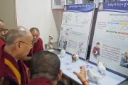 Его Святейшество Далай-лама рассматривает выставку в новом центре медитации и науки монастыря Дрепунг Лоселинг. Мундгод, штат Карнатака, Индия. 14 декабря 2017 г. Фото: Джереми Рассел.
