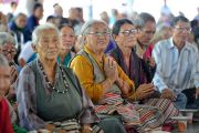 Местные жители слушают наставления Его Святейшества Далай-ламы во время церемонии открытия новой площадки для философских диспутов в женском монастыре Джангчуб Чолинг. Мундгод, штат Карнатака, Индия. 15 декабря 2017 г. Фото: Лобсанг Церинг.