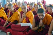 Монахини слушают наставления Его Святейшества Далай-ламы во время церемонии открытия новой площадки для философских диспутов в женском монастыре Джангчуб Чолинг. Мундгод, штат Карнатака, Индия. 15 декабря 2017 г. Фото: Лобсанг Церинг.