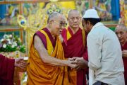 По завершении церемонии приветствия в монастыре Ганден Лачи Его Святейшество Далай-лама встречает представителя мусульманского сообщества. Мундгод, штат Карнатака, Индия. 15 декабря 2017 г. Фото: Лобсанг Церинг.