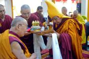 Ганден Трипа совершает традиционные подношения Его Святейшеству Далай-ламе в ходе церемонии приветствия в монастыре Ганден Лачи. Мундгод, штат Карнатака, Индия. 15 декабря 2017 г. Фото: Лобсанг Церинг.