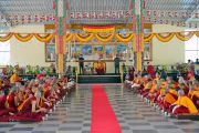 Его Святейшество Далай-лама дарует наставления в ходе церемонии открытия новой площадки для философских диспутов в женском монастыре Джангчуб Чолинг. Мундгод, штат Карнатака, Индия. 15 декабря 2017 г. Фото: Лобсанг Церинг.