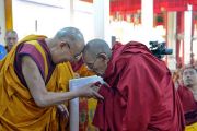 Перед началом учений в монастыре Ганден Лачи Его Святейшество Далай-лама приветствует старших монахов. Мундгод, штат Карнатака, Индия. 17 декабря 2017 г. Фото: Лобсанг Церинг.