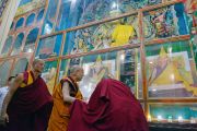 Его Святейшество Далай-лама у священных изображений в монастыре Ганден Лачи. Мундгод, штат Карнатака, Индия. 17 декабря 2017 г. Фото: Лобсанг Церинг.
