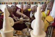 Его Святейшество Далай-лама совершает подношения по прибытии в монастырь Сера Лачи. Билакуппе, штат Карнатака, Индия. 19 декабря 2017 г. Фото: Тензин Чойджор.