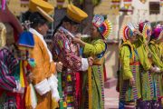 Тибетцы из местного тибетского сообщества в традиционных одеяниях готовятся к прибытию Его Святейшества Далай-ламы в монастырь Сера Лачи. Билакуппе, штат Карнатака, Индия. 19 декабря 2017 г. Фото: Тензин Чойджор.