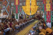 Вид на зал собраний монастыря Сера Лачи во время церемонии приветствия Его Святейшества Далай-ламы. Билакуппе, штат Карнатака, Индия. 19 декабря 2017 г. Фото: Тензин Чойджор.