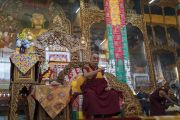 Его Святейшество Далай-лама дарует наставления во время церемонии приветствия в монастыре Сера Лачи. Билакуппе, штат Карнатака, Индия. 19 декабря 2017 г. Фото: Тензин Чойджор.