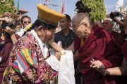 Его Святейшество Далай-лама утешает пожилого тибетского артиста по прибытии в монастырь Сера Лачи. Билакуппе, штат Карнатака, Индия. 19 декабря 2017 г. Фото: Тензин Чойджор.