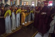 Его Святейшество Далай-лама приветствует монахов по прибытии в монастырь Сера Лачи. Билакуппе, штат Карнатака, Индия. 19 декабря 2017 г. Фото: Тензин Чойджор.