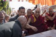 По прибытии в монастырь Сера Лачи Его Святейшество Далай-лама приветствует верующих. Билакуппе, штат Карнатака, Индия. 19 декабря 2017 г. Фото: Тензин Чойджор.