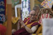 Его Святейшество Далай-лама смотрит на собравшихся монахов и тибетцев-мирян во время церемонии приветствия в монастыре Сера Лачи. Билакуппе, штат Карнатака, Индия. 19 декабря 2017 г. Фото: Тензин Чойджор.