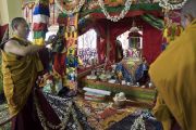 Монахи готовят павильон для мандалы, в то время как Его Святейшество Далай-лама выполняет подготовительные церемонии для посвящения Хаягривы в монастыре Сера Чже. Билакуппе, штат Карнатака, Индия. 20 декабря 2017 г. Фото: Лобсанг Церинг.