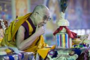 Его Святейшество Далай-лама читает текст во время посвящения Хаягривы, организованного на площадке для философских диспутов монастыря Сера Чже. Билакуппе, штат Карнатака, Индия. 20 декабря 2017 г. Фото: Лобсанг Церинг.