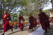 Монахи спешат угостить чаем более 15000 верующих во время посвящения Хаягривы, даруемого Его Святейшеством Далай-ламой. Билакуппе, штат Карнатака, Индия. 20 декабря 2017 г. Фото: Лобсанг Церинг.