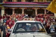 Его Святейшество Далай-лама шутливо общается с водителем перед отъездом из монастыря Ташилунпо. Билакуппе, штат Карнатака, Индия. 22 декабря 2017 г. Фото: Тензин Чойджор.