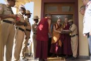 Покидая свою резиденцию в монастыре Сера Лачи в начале заключительного дня визита в Билакуппе, Его Святейшество Далай-лама приветствует сотрудников службы безопасности. Билакуппе, штат Карнатака, Индия. 22 декабря 2017 г. Фото: Тензин Чойджор.