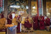 Его Святейшество Далай-лама отмечает удобную скамеечку для ног, заняв свое место на троне в ходе визита в монастырь Ташилунпо. Билакуппе, штат Карнатака, Индия. 22 декабря 2017 г. Фото: Тензин Чойджор.
