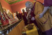 Его Святейшество Далай-лама совершает подношения в храме Лхамо монастыря Ташилунпо. Билакуппе, штат Карнатака, Индия. 22 декабря 2017 г. Фото: Тензин Чойджор.