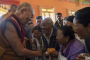 Его Святейшество Далай-лама приветствует тибетцев из местного тибетского сообщества по прибытии в монастырь Ташилунпо. Билакуппе, штат Карнатака, Индия. 22 декабря 2017 г. Фото: Тензин Чойджор.