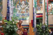 Его Святейшество Далай-лама обращается к паломникам из Тибета и тибетским учителям, собравшимся на семинар по светской этике в зале заседаний монастыря Сера Лачи. Билакуппе, штат Карнатака, Индия. 22 декабря 2017 г. Фото: Тензин Чойджор.