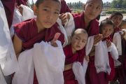 Юные монахи ожидают, чтобы почтительно проводить Его Святейшество Далай-ламу по завершении визита в монастырь Ташилунпо. Билакуппе, штат Карнатака, Индия. 22 декабря 2017 г. Фото: Тензин Чойджор.