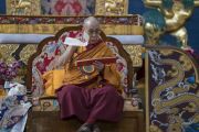 Его Святейшество Далай-лама дарует краткие учения в монастыре Намдролинг. Билакуппе, штат Карнатака, Индия. 22 декабря 2017 г. Фото: Тензин Чойджор.