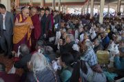 Покидая монастырь Сера Ме по завершении церемонии открытия новой площадки для философских диспутов, Его Святейшество Далай-лама приветствует пожилых тибетцев. Билакуппе, штат Карнатака, Индия. 21 декабря 2017 г. Фото: Лобсанг Церинг.