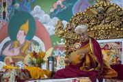 Его Святейшество Далай-лама дарует учения по сочинению Чже Цонкапы «Восхваление взаимозависимого возникновения» в ходе церемонии открытия новой площадки для философских диспутов в монастыре Сера Ме. Билакуппе, штат Карнатака, Индия. 21 декабря 2017 г. Фото: Лобсанг Церинг.
