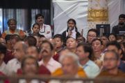 Одна из слушательниц задает вопрос Его Святейшеству Далай-ламе во время празднования серебряного юбилея старшей школы «Сешадрипурам». Бангалор, штат Карнатака, Индия. 24 декабря 2017 г. Фото: Лобсанг Церинг.