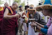 Тибетцы из местного тибетского сообщества подносят традиционное приветствие Его Святейшеству Далай-ламе, прибывшему во дворец Трипура Васини на встречу с тибетцами и жителями Гималайского региона. Бангалор, штат Карнатака, Индия. 25 декабря 2017 г. Фото: Тензин Чойджор.