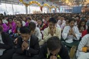 Слушатели возносят молитвы вместе с Его Святейшеством Далай-ламой в ходе его встречи с тибетцами и жителями Гималайского региона. Бангалор, штат Карнатака, Индия. 25 декабря 2017 г. Фото: Тензин Чойджор.