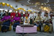 Юные артисты выступают в начале встречи Его Святейшества Далай-ламы с тибетцами и жителями Гималайского региона. Бангалор, штат Карнатака, Индия. 25 декабря 2017 г. Фото: Тензин Чойджор.