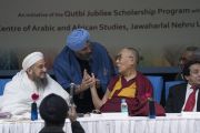 Его Святейшество Далай-лама благодарит Садара Манджита Сингха за выступление на межрелигиозной конференции, организованной в университете им. Джавахарлала Неру. Нью-Дели, Индия. 28 декабря 2017 г. Фото: Тензин Чойджор.