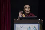 Его Святейшество Далай-лама выступает с обращением в ходе межрелигиозной конференции «Гармоничное сосуществование: религии и философии Индии». Нью-Дели, Индия. 28 декабря 2017 г. Фото: Тензин Чойджор.