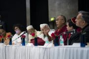 Его Святейшество Далай-лама отвечает на вопросы слушателей во время конференции «Гармоничное сосуществование: религии и философии Индии», организованной в университете им. Джавахарлала Неру. Нью-Дели, Индия. 28 декабря 2017 г. Фото: Тензин Чойджор.