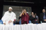 Поднявшись на сцену, Его Святейшество Далай-лама приветствует участников конференции «Гармоничное сосуществование: религии и философии Индии». Нью-Дели, Индия. 28 декабря 2017 г. Фото: Тензин Чойджор.