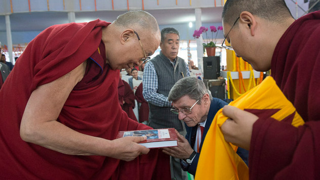 Далай-лама прочел публичную лекцию для школьников из Бихара и принял участие в церемонии открытия храма Ват Па Буддхагая Ванарам