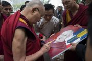 По прибытии на конференцию, организованную в Центральном институте высшей тибетологии, Его Святейшество Далай-лама подписывает свой портрет, нарисованный тибетским художником. Сарнатх, Варанаси, Индия. 30 декабря 2017 г. Фото: Лобсанг Церинг.
