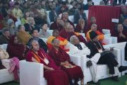 Участники конференции по вопросам ума в индийских философских школах мысли и современной науке слушают комментарии Его Святейшества Далай-ламы к прозвучавшим докладам. Сарнатх, Варанаси, Индия. 30 декабря 2017 г. Фото: Лобсанг Церинг.