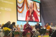 Его Святейшество Далай-лама комментирует доклады, прозвучавшие на конференции по вопросам ума в индийских философских школах мысли и современной науке, организованной в Центральном институте высшей тибетологии. Сарнатх, Варанаси, Индия. 30 декабря 2017 г. Фото: Лобсанг Церинг.