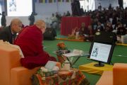 Его Святейшество Далай-лама просматривает слайды одной из презентаций в ходе второго дня конференции по вопросам ума в индийских философских школах мысли и современной науке, организованной в Центральном институте высшей тибетологии. Сарнатх, Варанаси, Индия. 31 декабря 2017 г. Фото: Лобсанг Церинг.