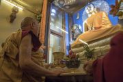 Его Святейшество Далай-лама рассматривает обновленную статую Будды в храме Махабодхи. Бодхгая, штат Бихар, Индия. 2 января 2018 г. Фото: Тензин Чойджор.