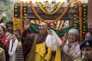 Паломники приветствуют Его Святейшество Далай-ламу, совершающего обход вокруг храма Махабодхи. Бодхгая, штат Бихар, Индия. 2 января 2018 г. Фото: Тензин Чойджор.